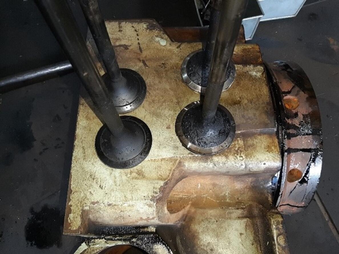 Hyundai Himsen 7H21-32 Aux Engine Overhaul 01