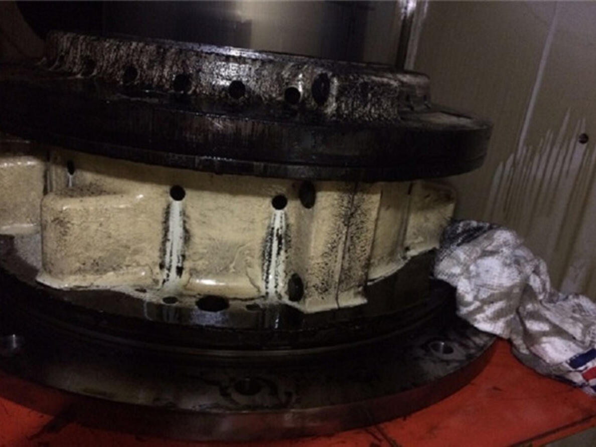 In-situ Main Engine MAN B&W 12K98ME C7  Stuffing Box Overhaul