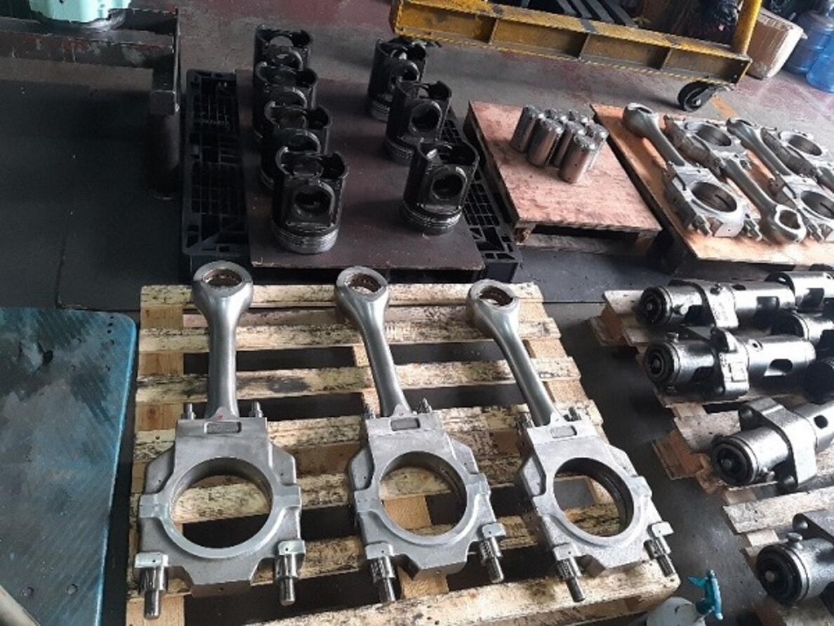 Hyundai Himsen 7H21-32 Aux Engine Overhaul 02