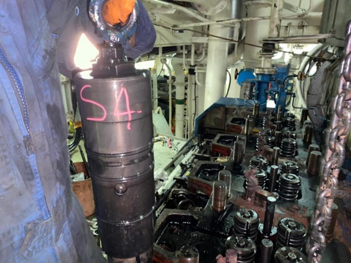 Major Overhaul Wartsila 8L32 @ Labuan Shipyard Part 01