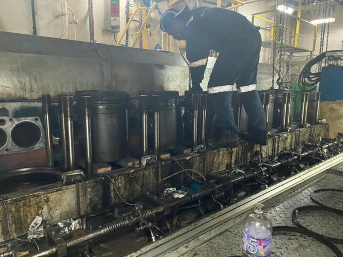 Major Overhaul Wartsila 8L32 @ Labuan Shipyard Part 01